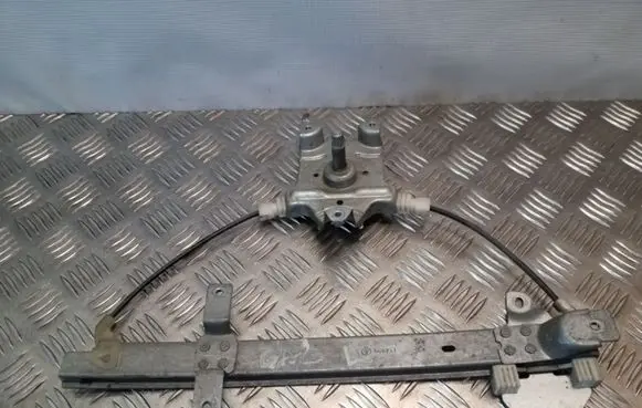 Rear door manual window regulator