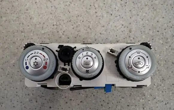 Mitsubishi Colt Other switches/knobs/shifts 69667016