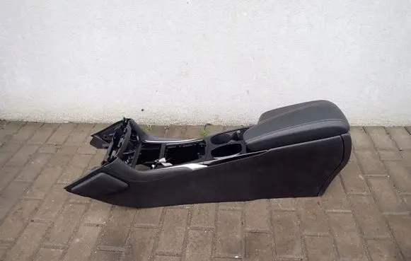 Infiniti Q30 Center console 