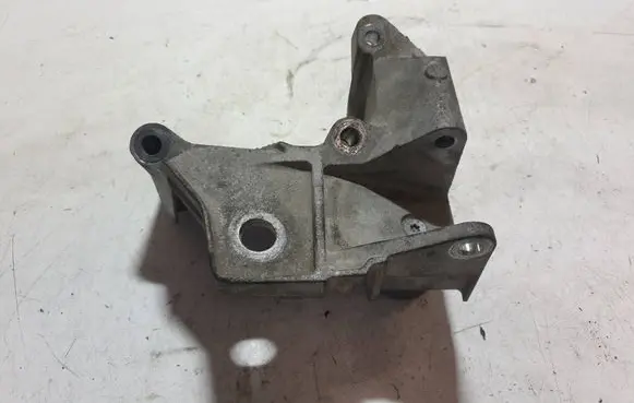 Volvo S80 Engine mounting bracket