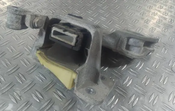 Engine mount bracket