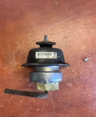 Engine mount bracket