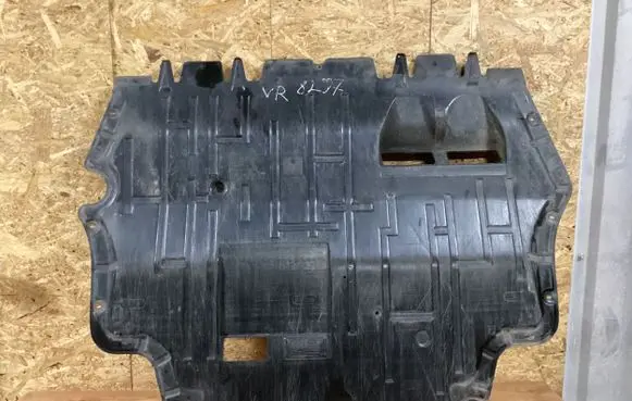 Volkswagen PASSAT B6 Engine splash shield/under tray 3C0825237F 3C0825235