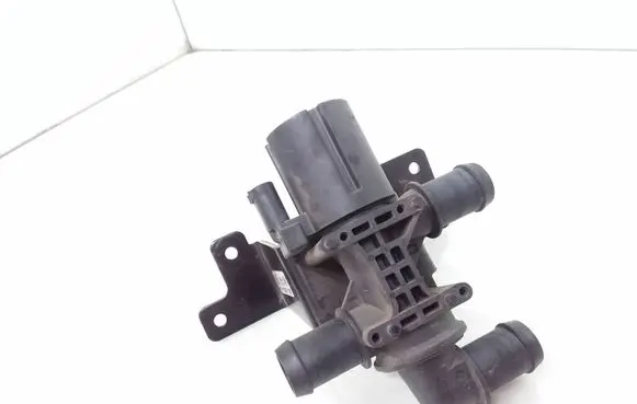 Land Rover Defender Coolant heater control valve L8B28D162BA