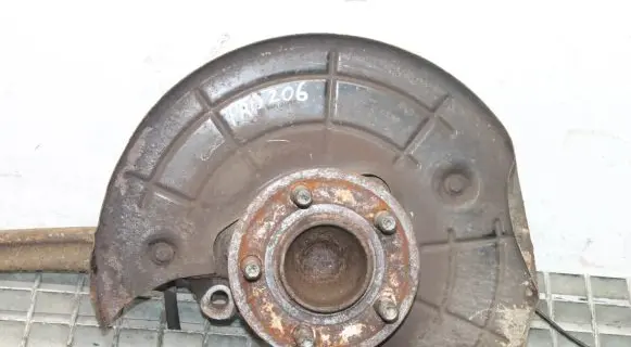 Chrysler 300C Front wheel hub