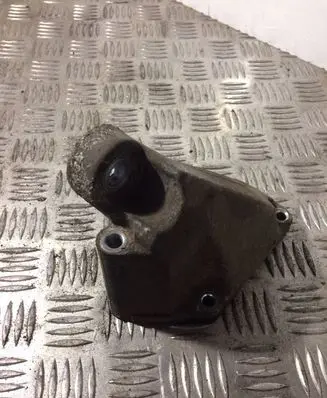 Engine mounting bracket