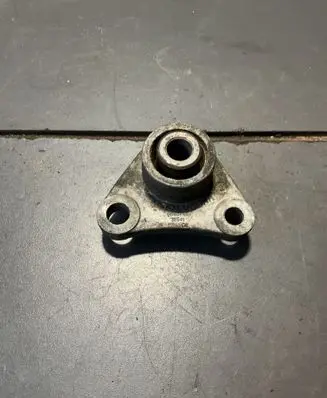 Volvo S60 Engine mount bracket 8666205