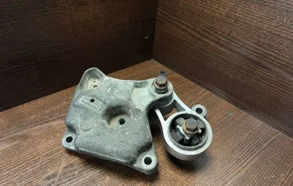 Opel Vivaro Engine mount bracket 8200303454 93852256