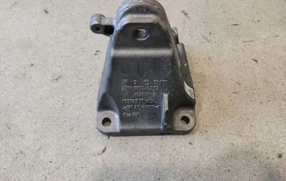 BMW 4 F36 Gran coupe Engine mounting bracket 6859416