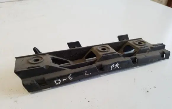 Volkswagen PASSAT B6 Front bumper mounting bracket 3C0807483