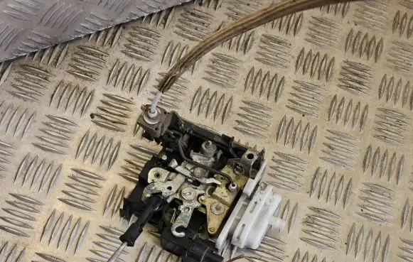 Audi A4 S4 B5 8D Front door lock 8D1837015F