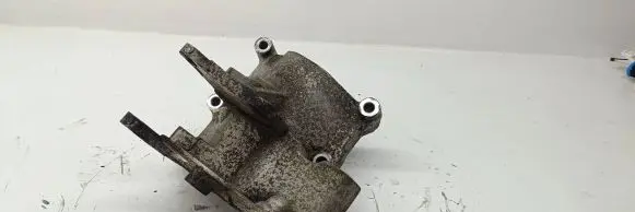 Hyundai Santa Fe Power steering pump mounting bracket 