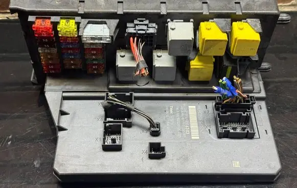 Mercedes-Benz Sprinter W906 Fuse module A9069006303 A9069024301 A9069017501