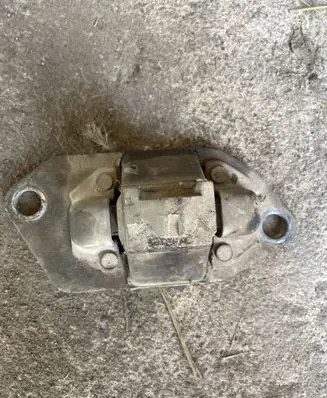 Volvo V70 Engine mount bracket