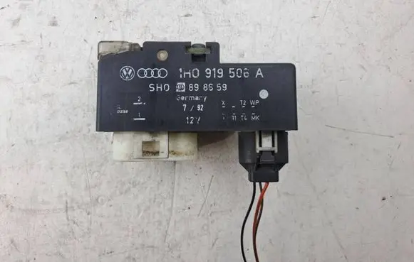 Volkswagen Golf III Coolant fan relay 1H0919506A 898659