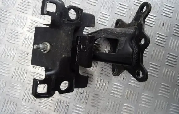 Mercedes-Benz X-class W470 Engine mount bracket