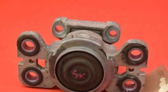 Engine mount vacuum valve