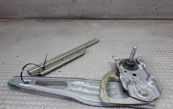 Rear door manual window regulator
