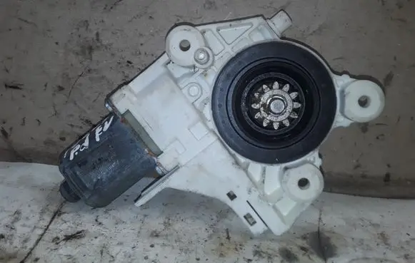 Ford Focus Front door window regulator motor 0130822216