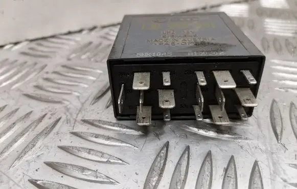 Volkswagen PASSAT B5.5 Window wiper relay 1J0955531