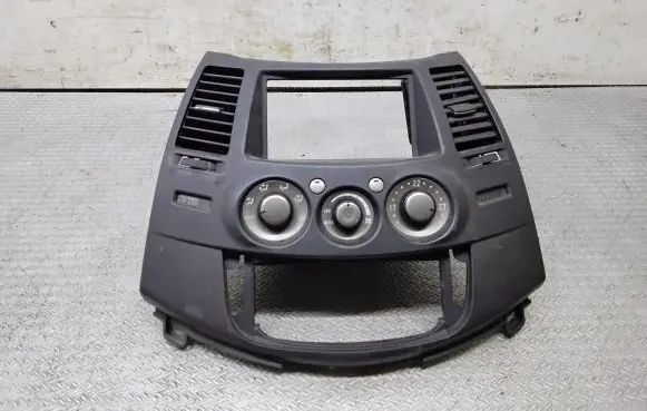 Mitsubishi Grandis Climate control unit 7820A207