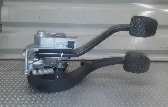 BMW 1 E81 E87 Pedal assembly 6751665 678711