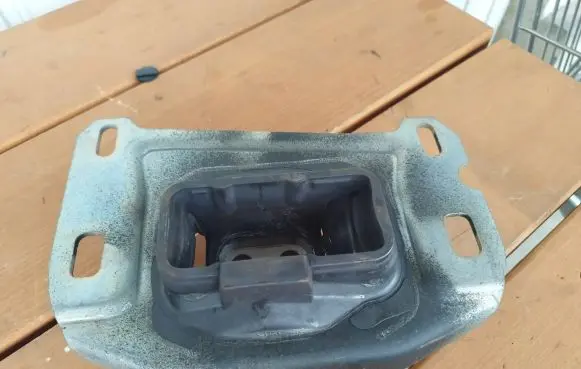 Citroen DS7 Crossback Gearbox mount 9813699680