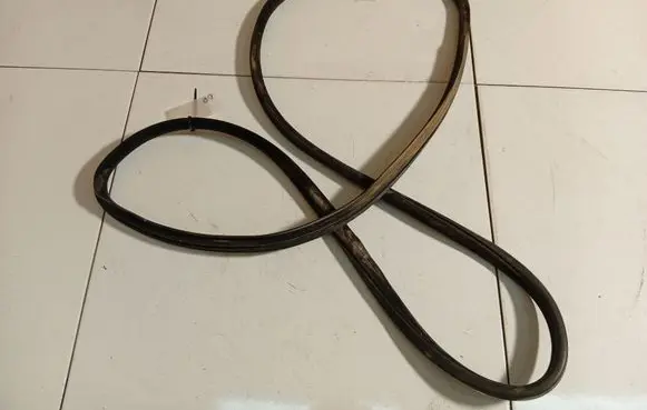 Chrysler Voyager Rubber seal front coupe door 