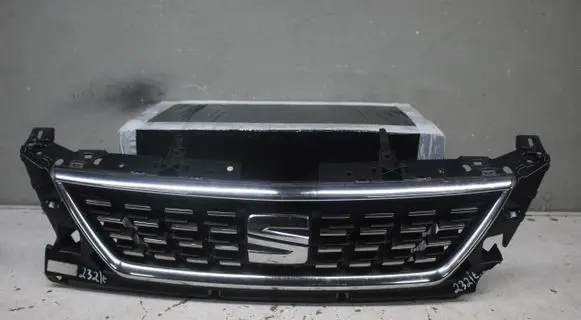 Seat Leon (5F) Front bumper upper radiator grill 5F0853654M 23311