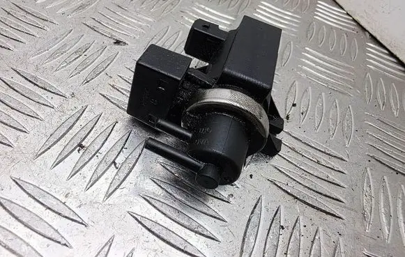 BMW 5 E60 E61 Turbo solenoid valve 2247906 72279600