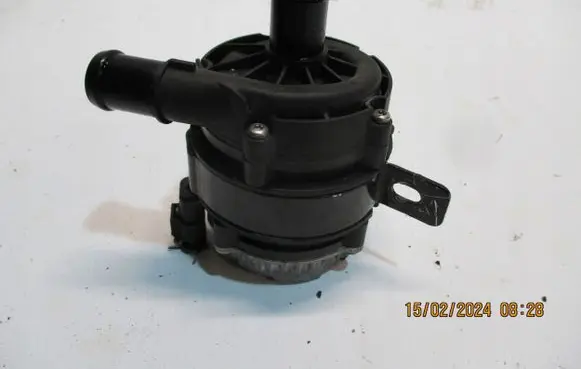 Volkswagen Golf VII Water pump 04L965567A