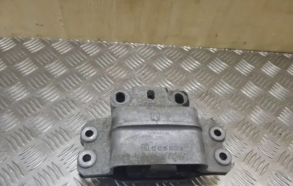 Volkswagen Caddy Engine mount bracket 1K0199555