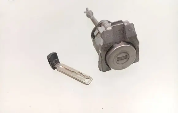 Toyota Avensis T270 Front door lock (next to the handle) 