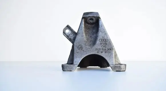 Audi A4 S4 B7 8E 8H Engine mounting bracket 8E0199308J