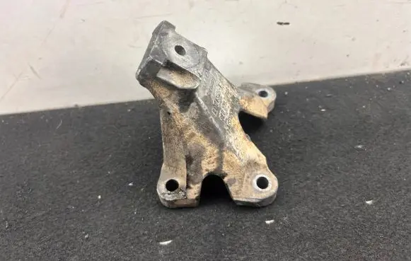 Audi A4 S4 B7 8E 8H Engine mounting bracket 8E0199307AB 89861ZA AAS112CC1