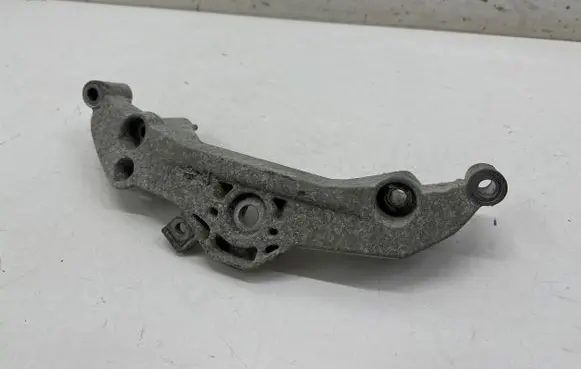 Engine mounting bracket