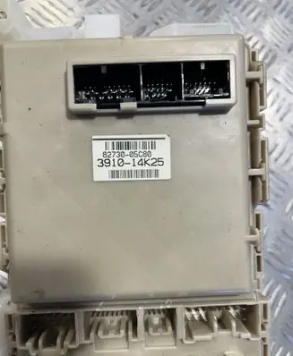 Toyota Avensis T270 Fuse module 827305C80