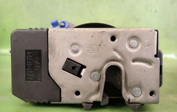 Opel Vivaro Front door lock 8200008248