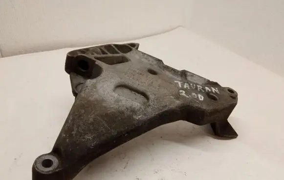 Volkswagen Touran I Engine mounting bracket 03G199207E