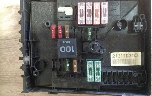 Volkswagen Golf V Fuse module 213110310