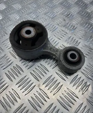 Honda CR-V Engine mount bracket