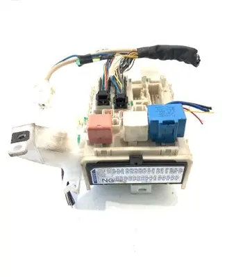 Toyota Auris 150 Fuse module 8273002J50 171410G05