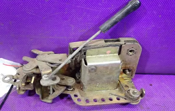 Volkswagen Transporter - Caravelle T4 Front door lock 701837015D