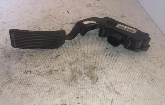 Accelerator throttle pedal