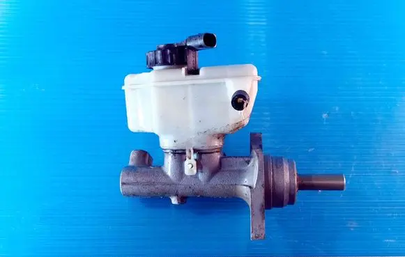 Volkswagen Jetta V Master brake cylinder 22FTE 5637