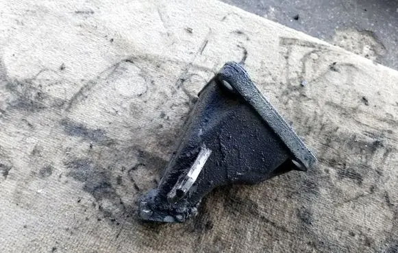 Audi A6 S6 C5 4B Engine mounting bracket