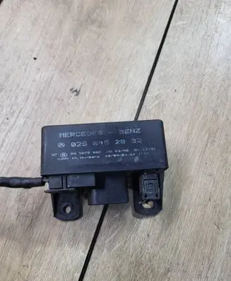 Mercedes-Benz E W212 Glow plug pre-heat relay 0255452832 899075000