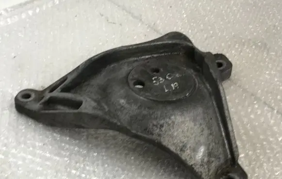 BMW 5 E39 Engine mounting bracket 1096080
