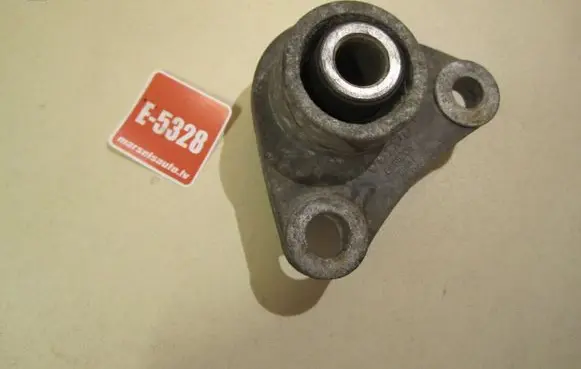 Volvo V70 Engine mount bracket 8666205