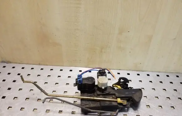 Opel Frontera B Front door lock 16634324